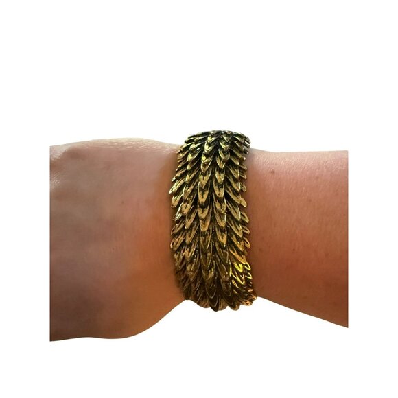 Vintage Gold-Tone Pegasus Feather Textured Stretch Bracelet For Women - Picture 1 of 4